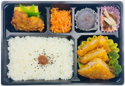 沖縄本島南部を中心に仕出し・会議弁当・イベント弁当・オードブルを提供している花華フーズです。とんかつ弁当【お茶付】(税込)1,000円