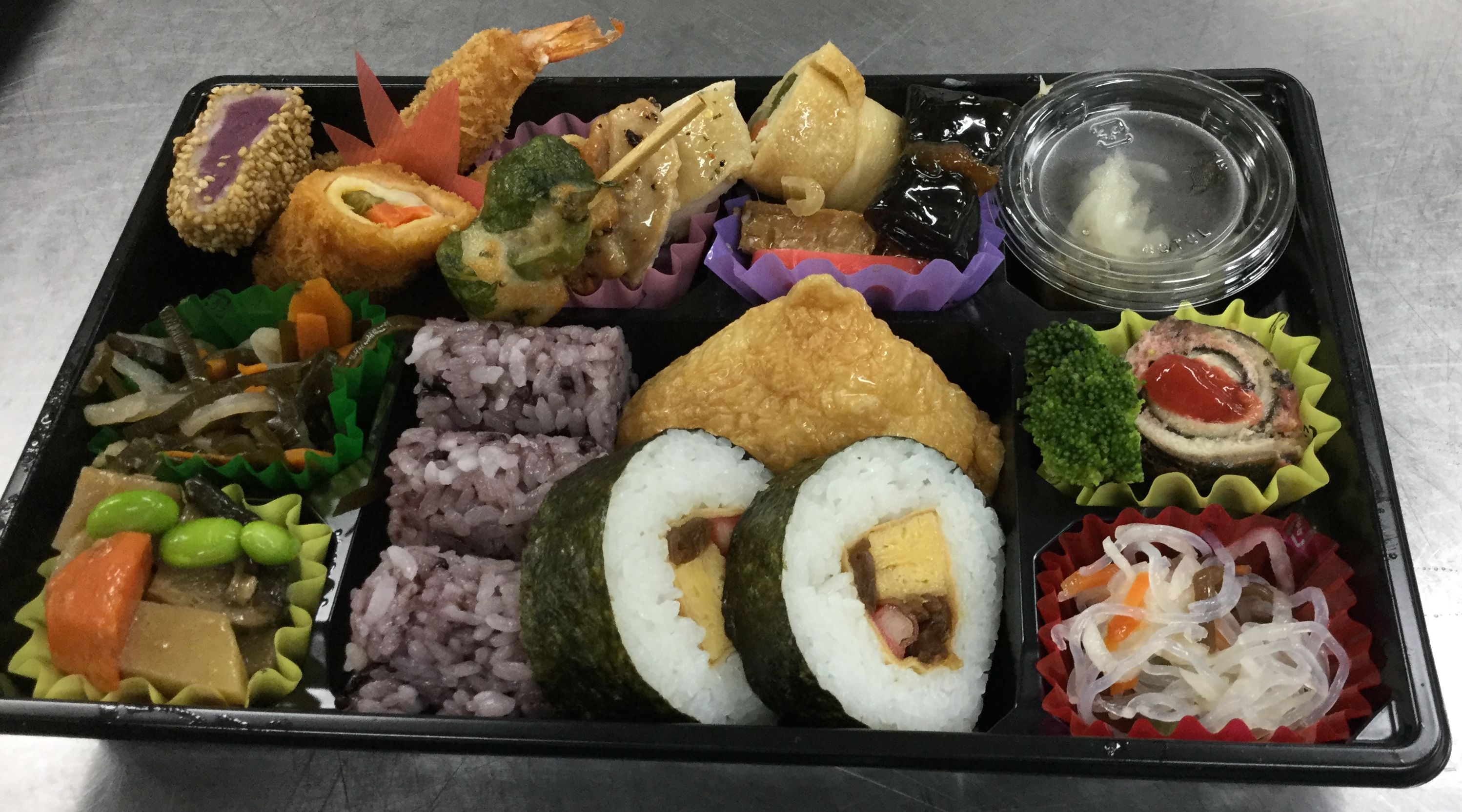沖縄本島南部を中心に仕出し・会議弁当・イベント弁当・オードブルを提供している花華フーズです。黄金 1,343円(税抜)　1,450円(税込)
