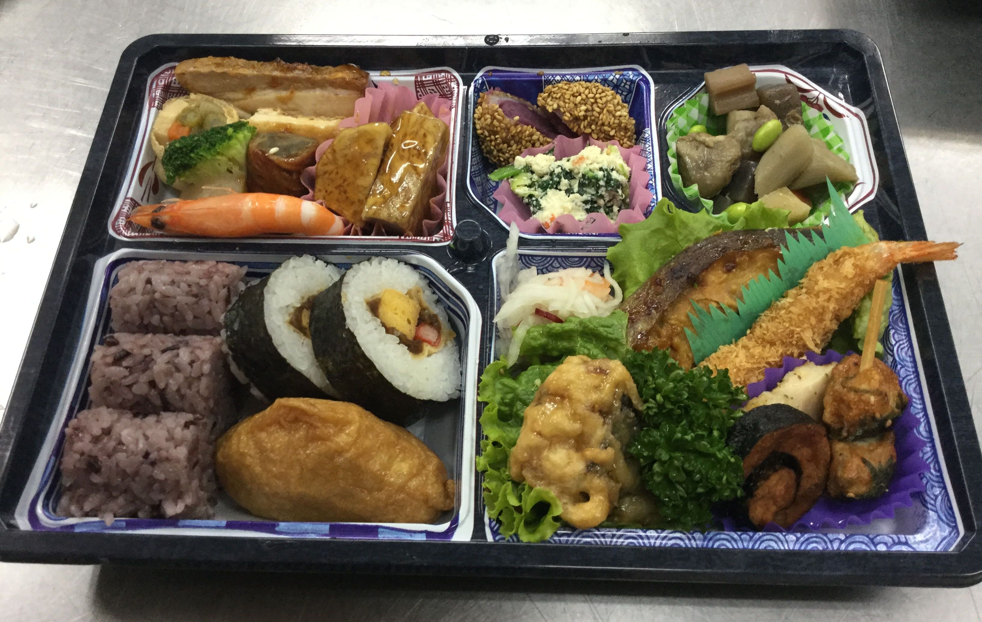 沖縄本島南部を中心に仕出し・会議弁当・イベント弁当・オードブルを提供している花華フーズです。あやめ 1,945円(税抜)　2,100円(税込)