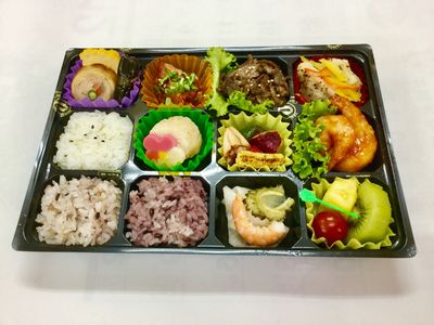 沖縄本島南部を中心に仕出し・会議弁当・イベント弁当・オードブルを提供している花華フーズです。藤 1,620円(税抜)　1,750円(税込)