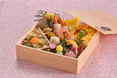 沖縄本島南部を中心に仕出し・会議弁当・イベント弁当・オードブルを提供している花華フーズです。あすか 2,440円