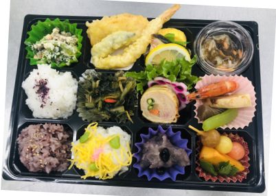 沖縄本島南部を中心に仕出し・会議弁当・イベント弁当・オードブルを提供している花華フーズです。御所車