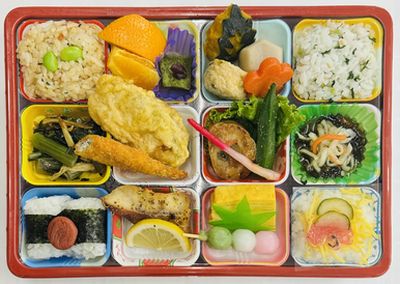 沖縄本島南部を中心に仕出し・会議弁当・イベント弁当・オードブルを提供している花華フーズです。スズラン 1,620円(税抜)　1,750円(税込)