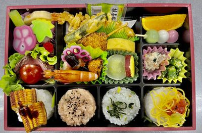沖縄本島南部を中心に仕出し・会議弁当・イベント弁当・オードブルを提供している花華フーズです。華 2,593円(税抜)　2,800円(税込)