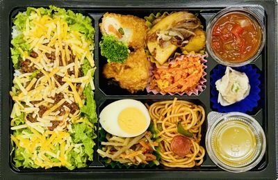 沖縄本島南部を中心に仕出し・会議弁当・イベント弁当・オードブルを提供している花華フーズです。バラエティー弁当【お茶付】1,800円(税引) 1,980円(税込)