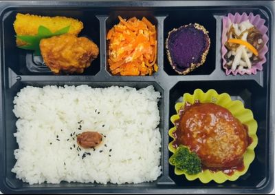 沖縄本島南部を中心に仕出し・会議弁当・イベント弁当・オードブルを提供している花華フーズです。ハンバーグ弁当【お茶付】(税込)1,000円